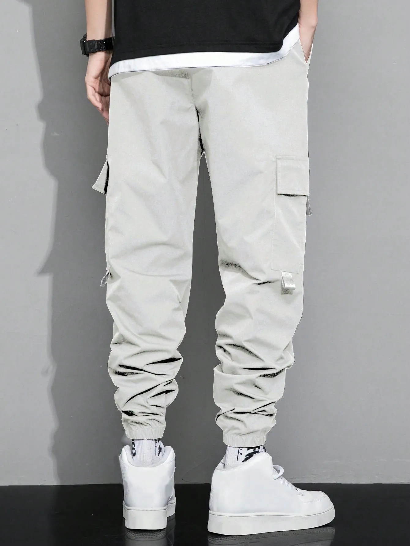 Manfinity Hypemode Loose Fit Men's Cargo Pants With Letter Graphic, Flap Pockets And Drawstring Waist